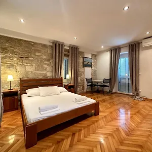 https://villa-dante.hotels-in-trogir.com